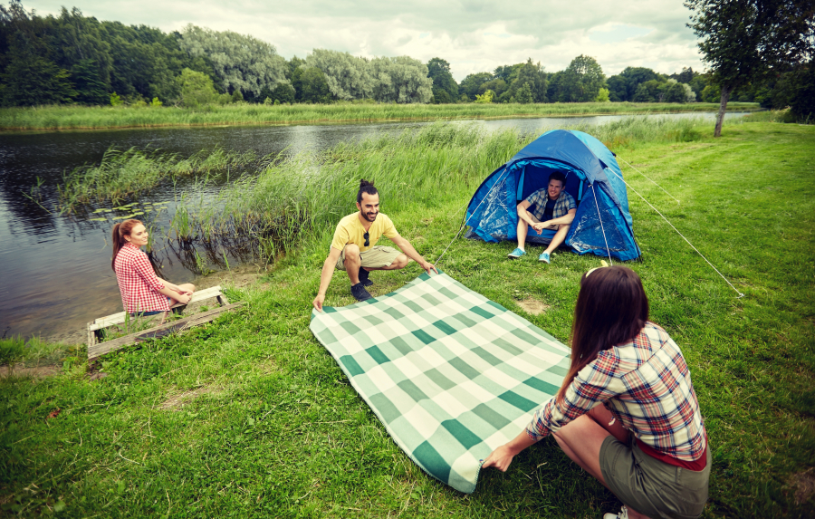 tente de camping bord de riviere