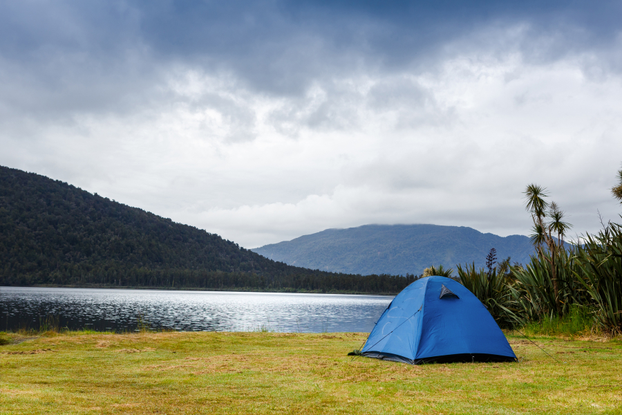 tente de camping bord de riviere